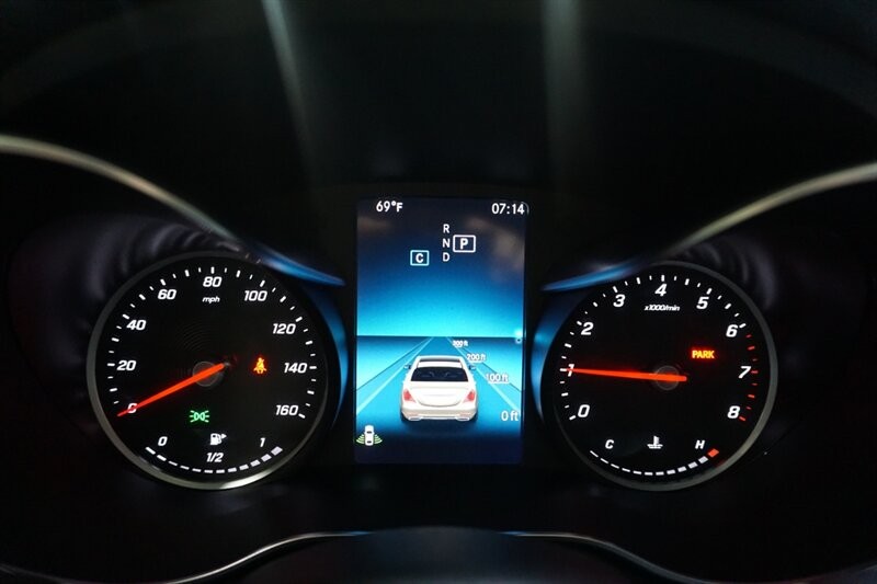 Mercedes-Benz C 300 Vehicle Full-screen Gallery Image 46