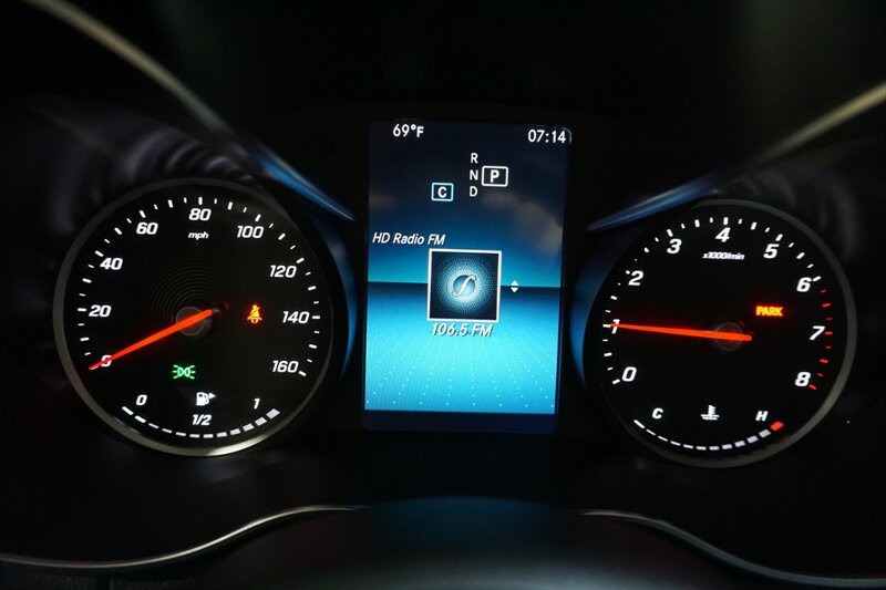 Mercedes-Benz C 300 Vehicle Full-screen Gallery Image 47