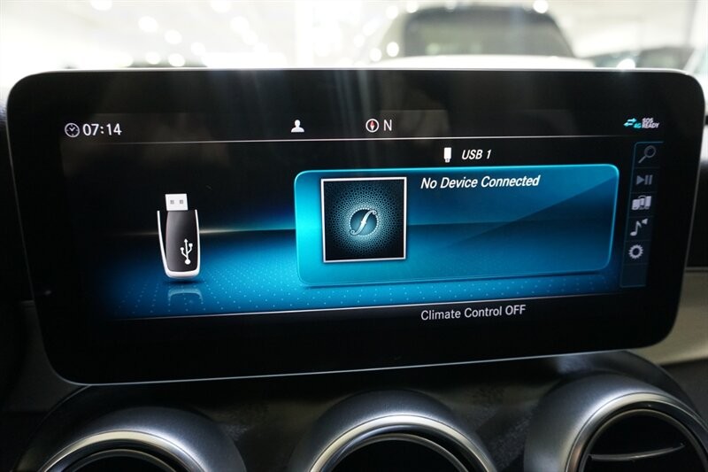 Mercedes-Benz C 300 Vehicle Full-screen Gallery Image 50