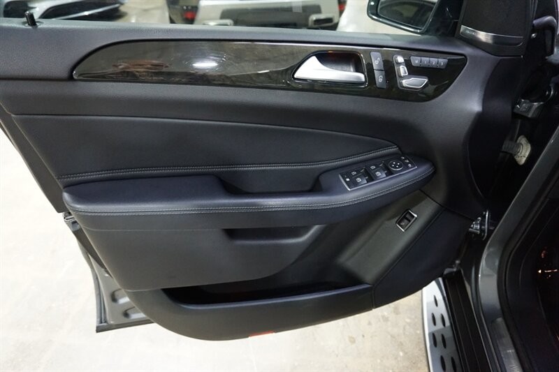 Mercedes-Benz GLE GLE 350 Vehicle Full-screen Gallery Image 17