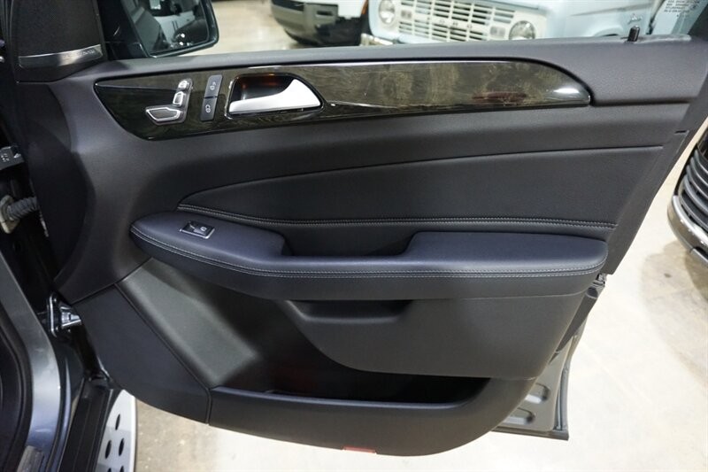 Mercedes-Benz GLE GLE 350 Vehicle Full-screen Gallery Image 33