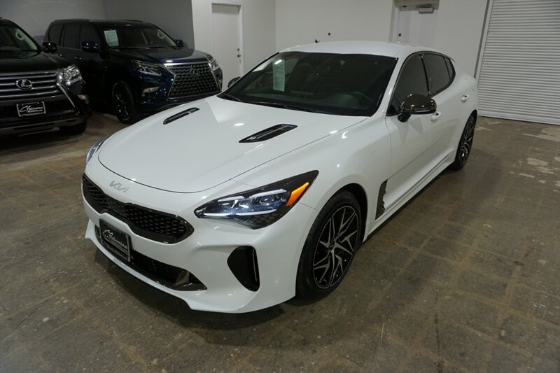 Kia Stinger GT-Line Vehicle Full-screen Gallery Image 02