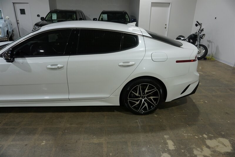 Kia Stinger GT-Line Vehicle Full-screen Gallery Image 04