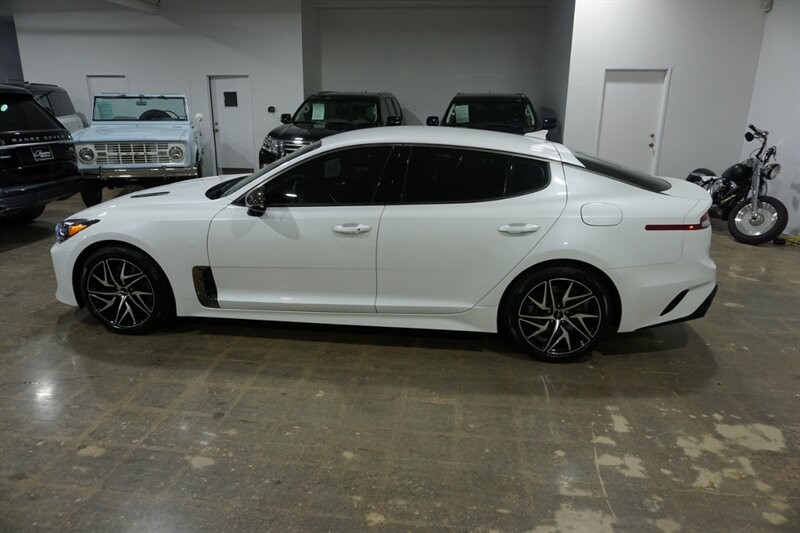 Kia Stinger GT-Line Vehicle Full-screen Gallery Image 05