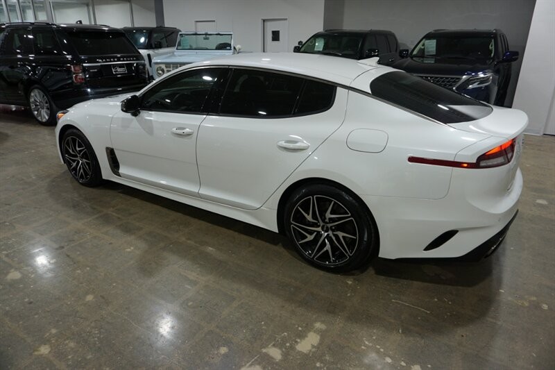 Kia Stinger GT-Line Vehicle Full-screen Gallery Image 06