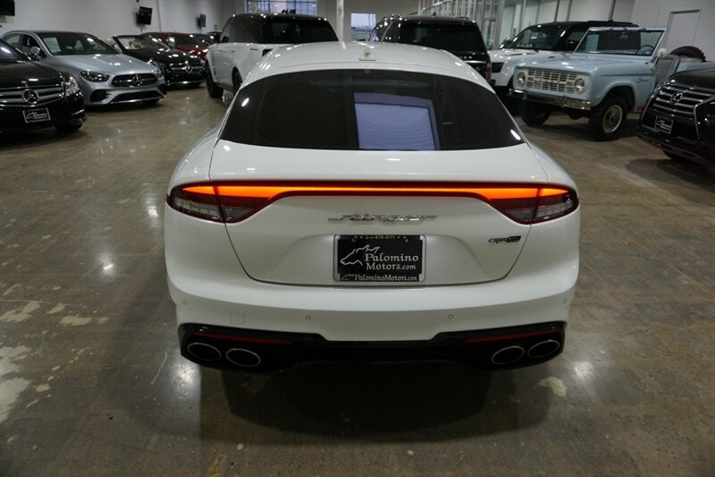 Kia Stinger GT-Line Vehicle Full-screen Gallery Image 08