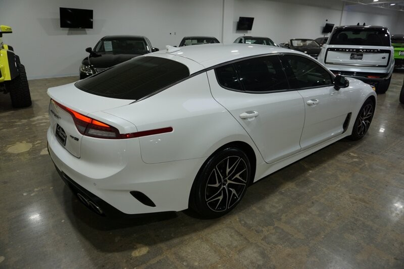 Kia Stinger GT-Line Vehicle Full-screen Gallery Image 10