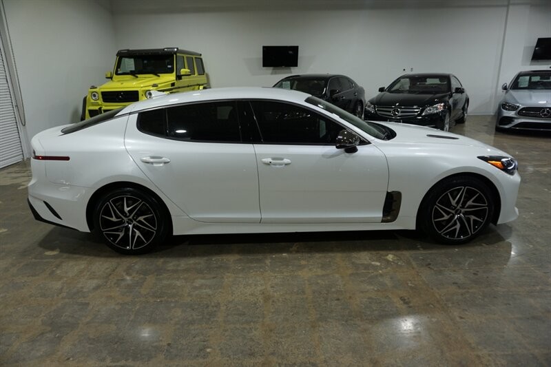 Kia Stinger GT-Line Vehicle Full-screen Gallery Image 11