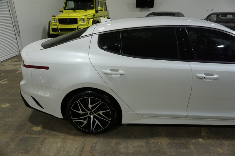 Kia Stinger GT-Line Vehicle Full-screen Gallery Image 12