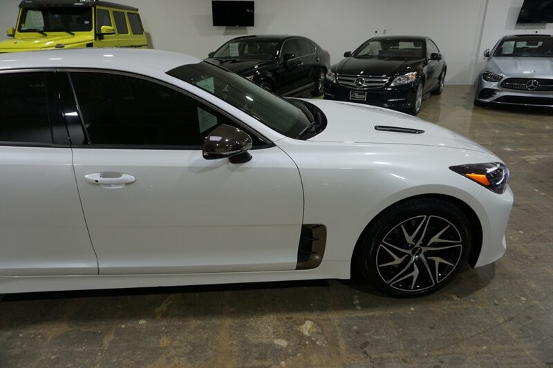 Kia Stinger GT-Line Vehicle Full-screen Gallery Image 13