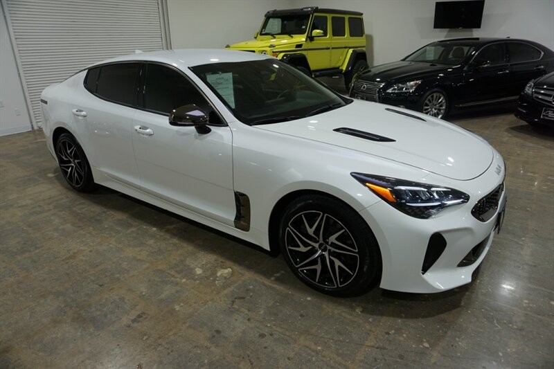 Kia Stinger GT-Line Vehicle Full-screen Gallery Image 14