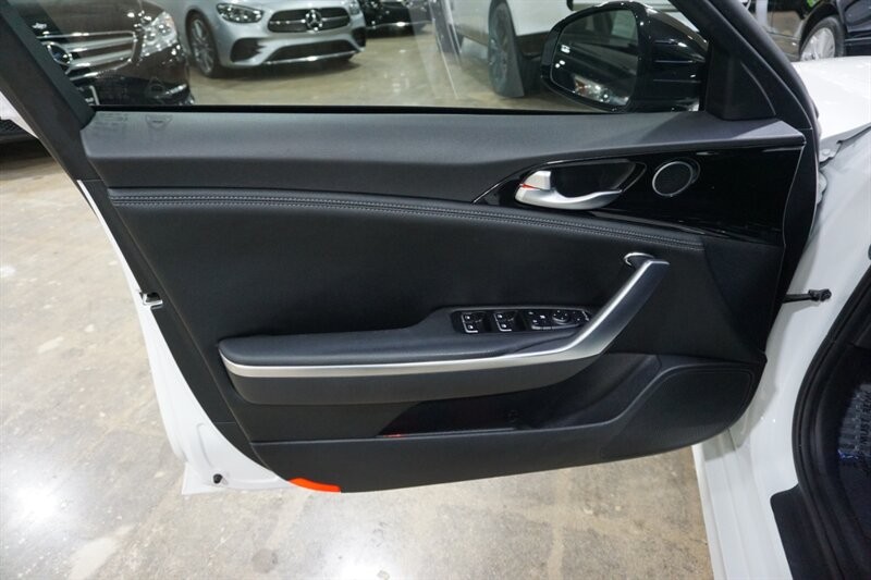 Kia Stinger GT-Line Vehicle Full-screen Gallery Image 17