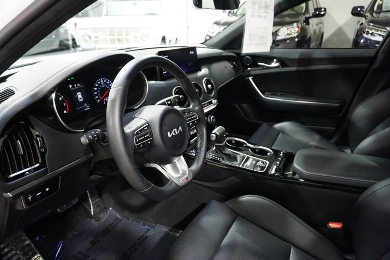 Kia Stinger GT-Line Vehicle Full-screen Gallery Image 18