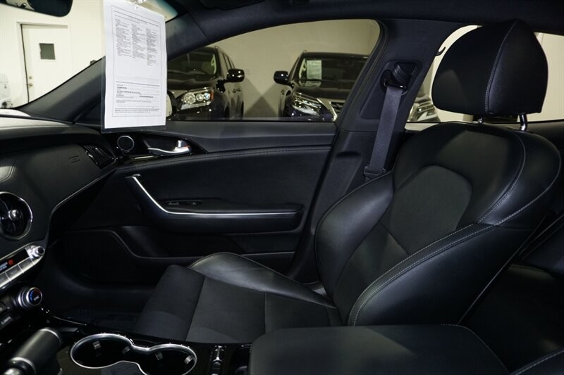 Kia Stinger GT-Line Vehicle Full-screen Gallery Image 19