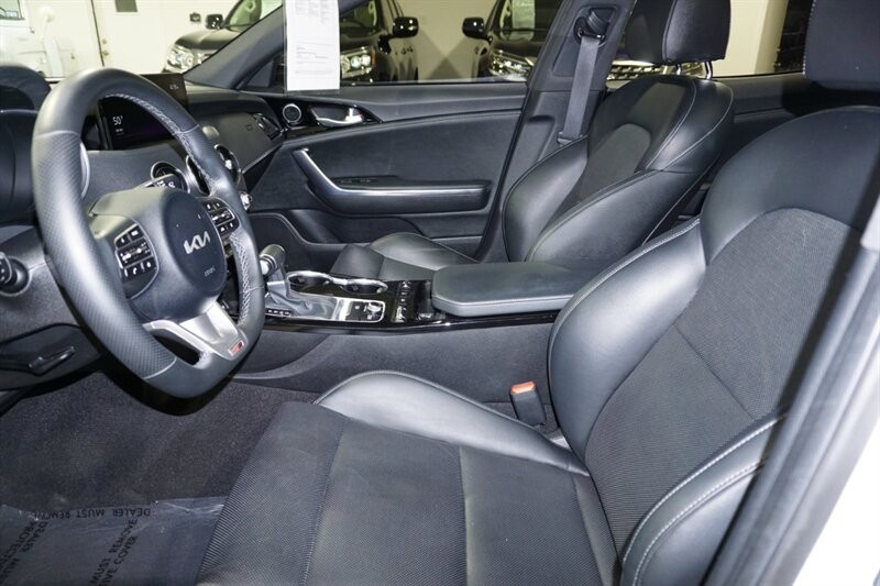 Kia Stinger GT-Line Vehicle Full-screen Gallery Image 20