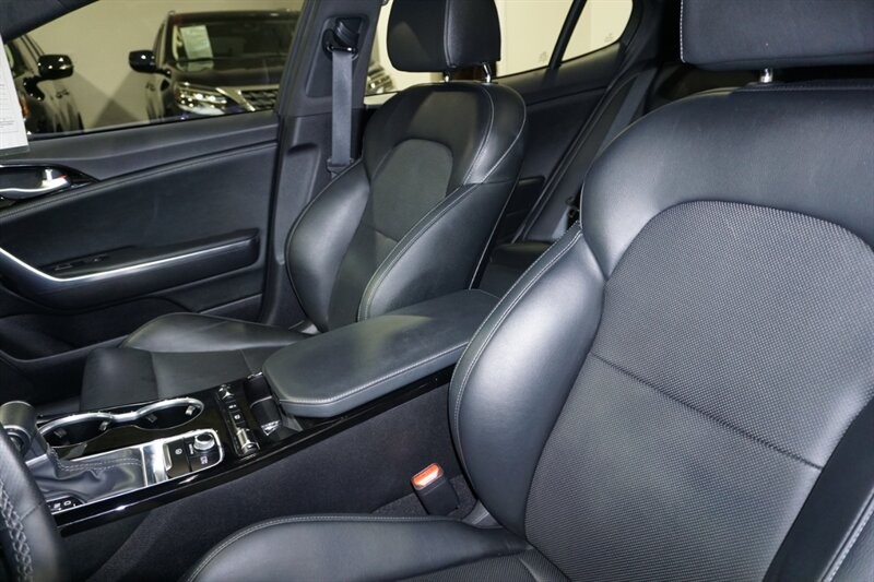 Kia Stinger GT-Line Vehicle Full-screen Gallery Image 21