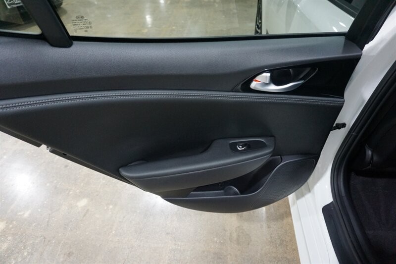 Kia Stinger GT-Line Vehicle Full-screen Gallery Image 22