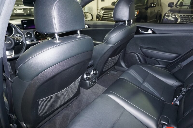 Kia Stinger GT-Line Vehicle Full-screen Gallery Image 23