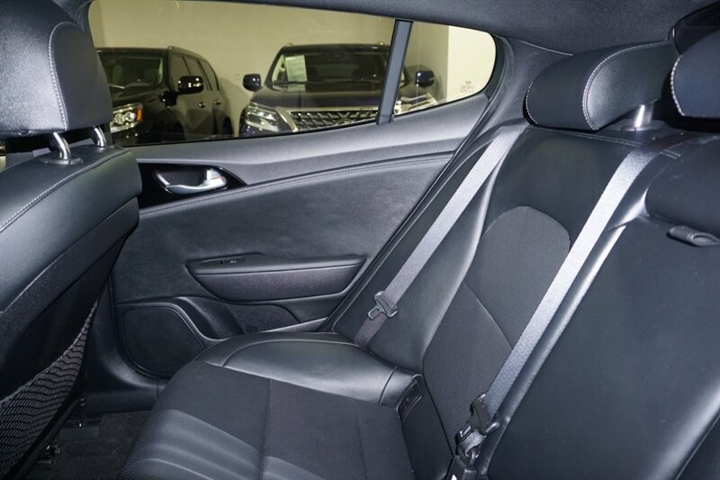 Kia Stinger GT-Line Vehicle Full-screen Gallery Image 24