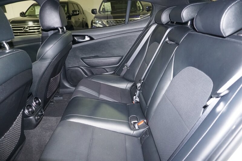 Kia Stinger GT-Line Vehicle Full-screen Gallery Image 25