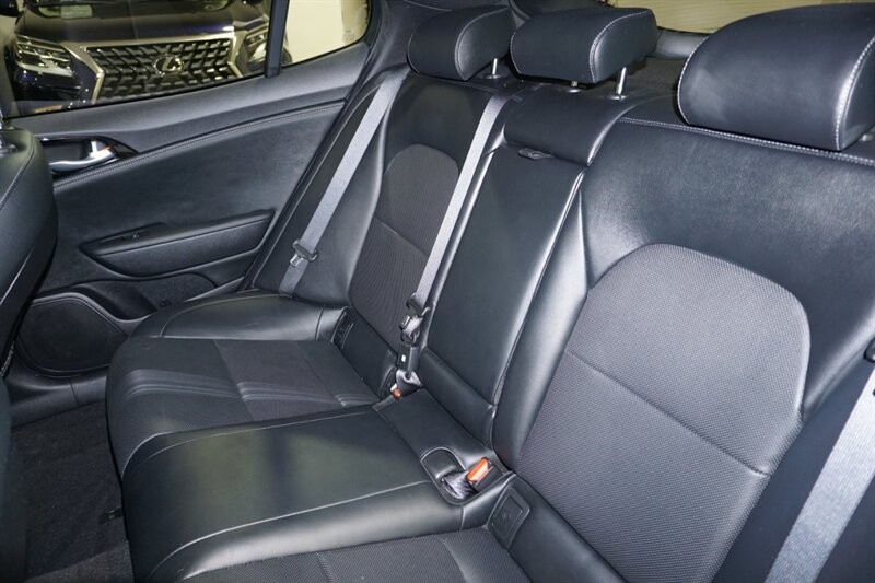 Kia Stinger GT-Line Vehicle Full-screen Gallery Image 26