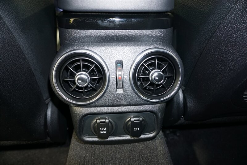 Kia Stinger GT-Line Vehicle Full-screen Gallery Image 27