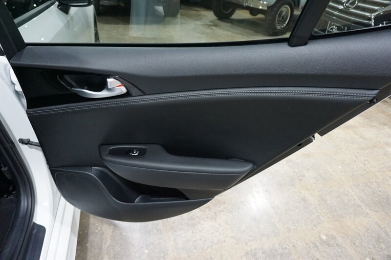 Kia Stinger GT-Line Vehicle Full-screen Gallery Image 28