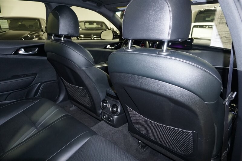 Kia Stinger GT-Line Vehicle Full-screen Gallery Image 29