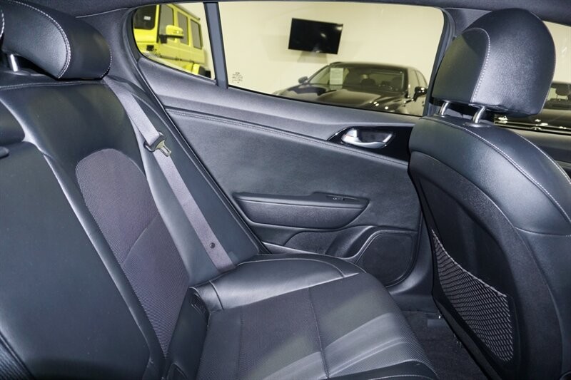 Kia Stinger GT-Line Vehicle Full-screen Gallery Image 30