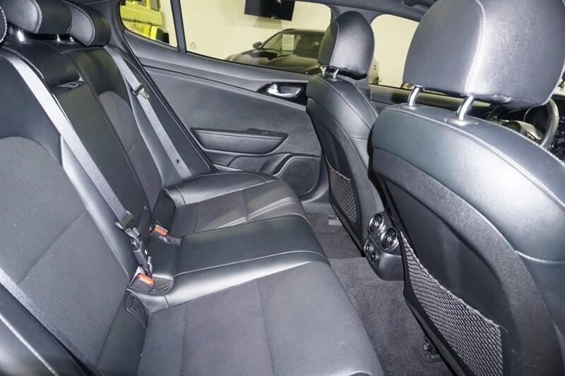 Kia Stinger GT-Line Vehicle Full-screen Gallery Image 31