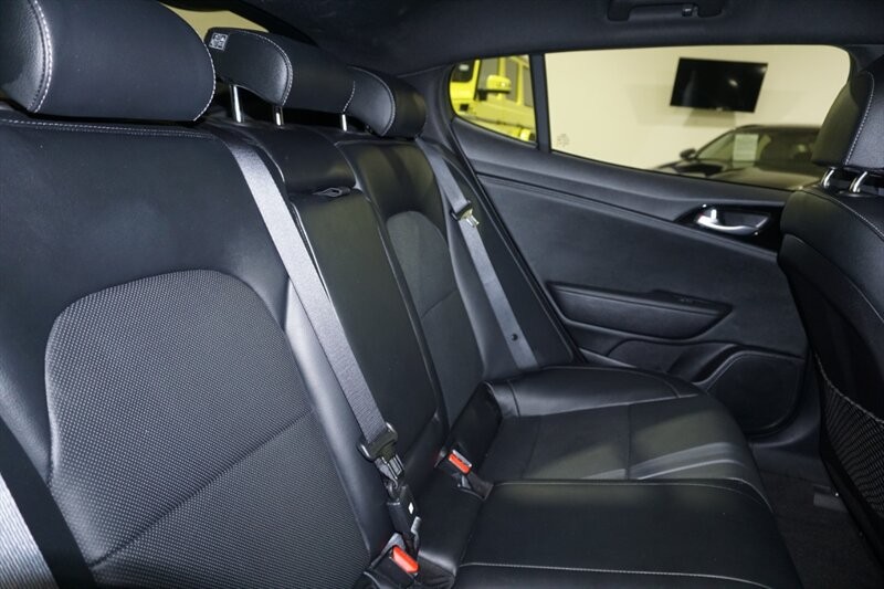 Kia Stinger GT-Line Vehicle Full-screen Gallery Image 32