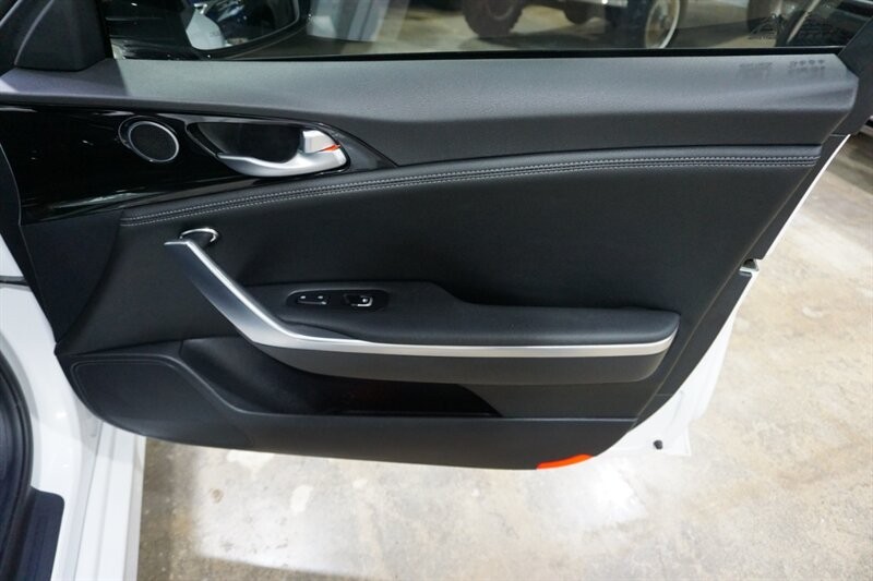 Kia Stinger GT-Line Vehicle Full-screen Gallery Image 33