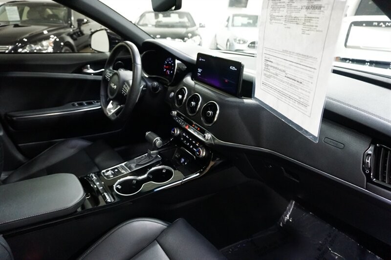 Kia Stinger GT-Line Vehicle Full-screen Gallery Image 34