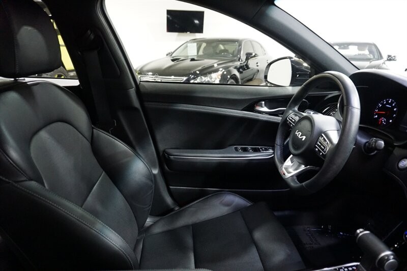 Kia Stinger GT-Line Vehicle Full-screen Gallery Image 35