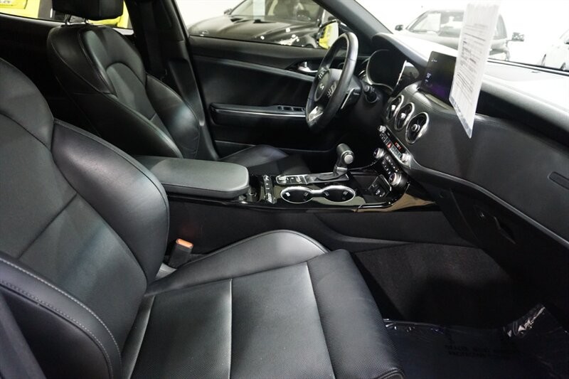 Kia Stinger GT-Line Vehicle Full-screen Gallery Image 36