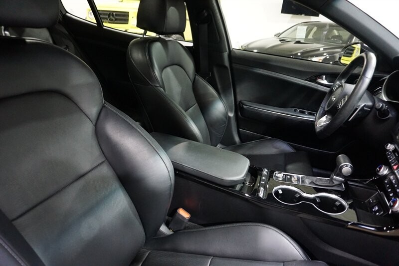 Kia Stinger GT-Line Vehicle Full-screen Gallery Image 37