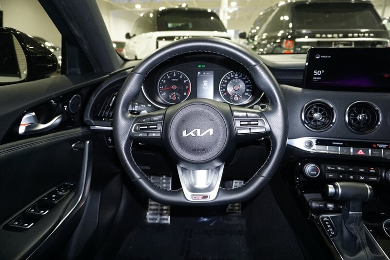 Kia Stinger GT-Line Vehicle Full-screen Gallery Image 38