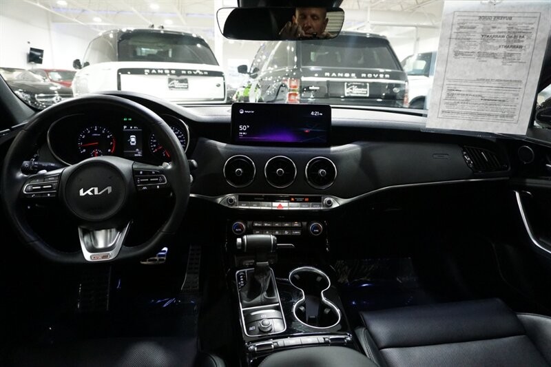 Kia Stinger GT-Line Vehicle Full-screen Gallery Image 39