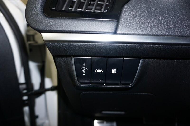 Kia Stinger GT-Line Vehicle Full-screen Gallery Image 40