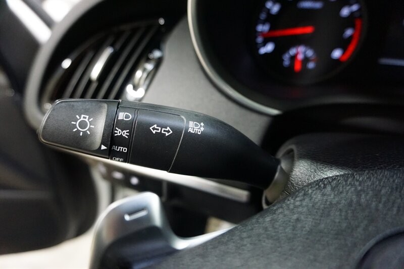 Kia Stinger GT-Line Vehicle Full-screen Gallery Image 43