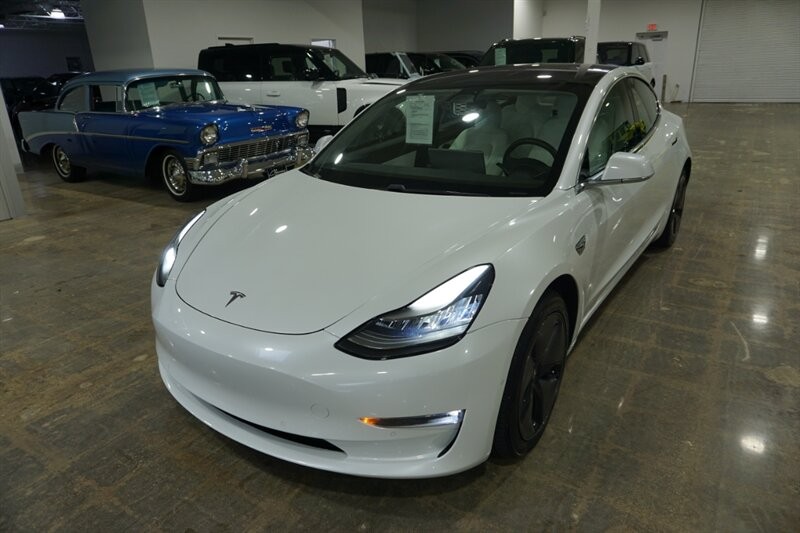 Tesla Model 3 Vehicle Full-screen Gallery Image 02