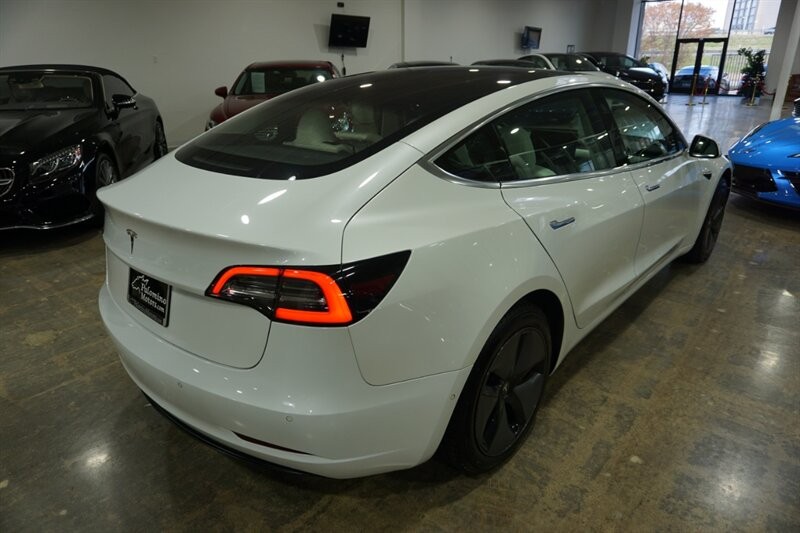 Tesla Model 3 Vehicle Full-screen Gallery Image 09