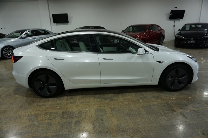 Tesla Model 3 Vehicle Full-screen Gallery Image 11
