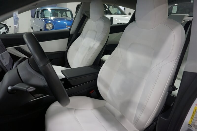 Tesla Model 3 Vehicle Full-screen Gallery Image 21