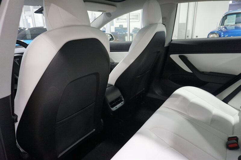 Tesla Model 3 Vehicle Full-screen Gallery Image 23