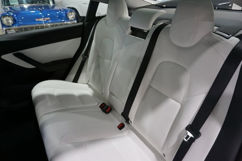 Tesla Model 3 Vehicle Full-screen Gallery Image 26