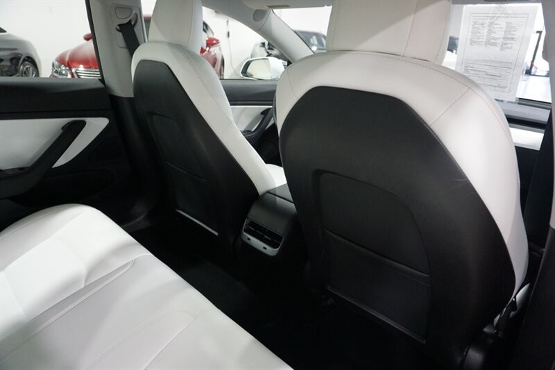 Tesla Model 3 Vehicle Full-screen Gallery Image 28