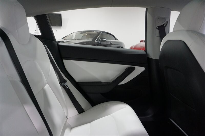 Tesla Model 3 Vehicle Full-screen Gallery Image 29