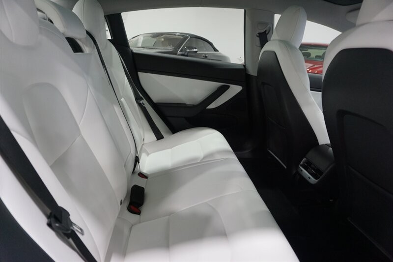Tesla Model 3 Vehicle Full-screen Gallery Image 30