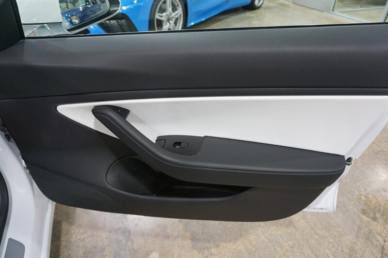 Tesla Model 3 Vehicle Full-screen Gallery Image 32